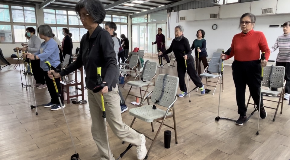 銀髮族健走杖防跌體適能