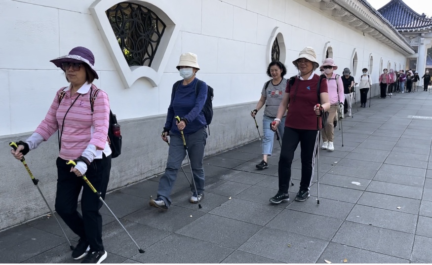 銀髮族健走杖防跌體適能