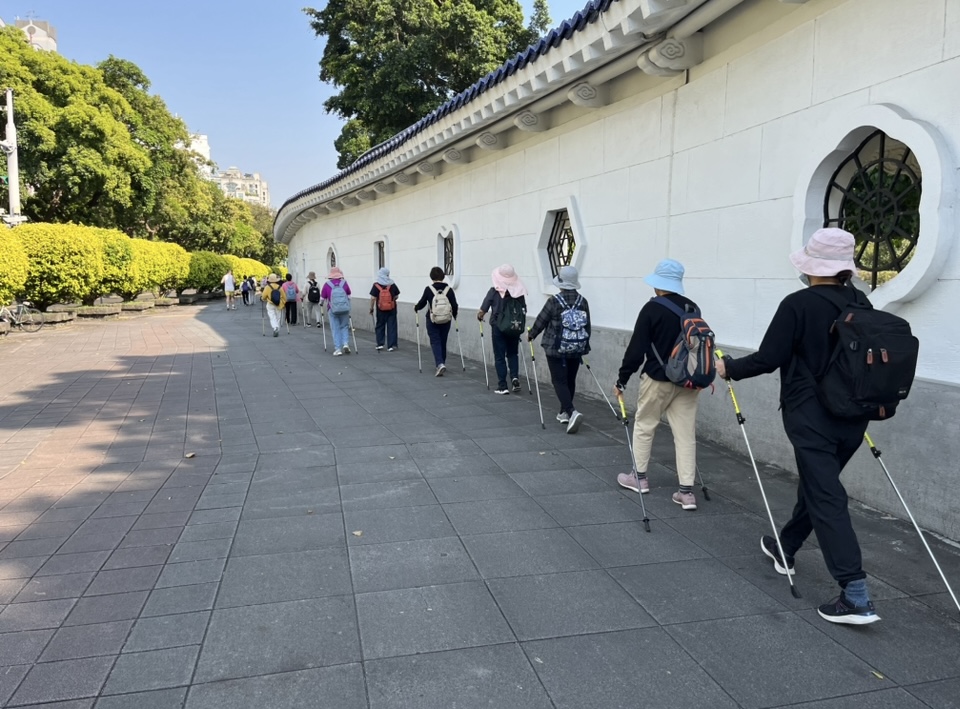 銀髮族健走杖防跌體適能