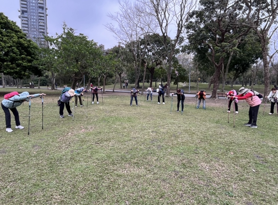 銀髮族健走杖防跌體適能