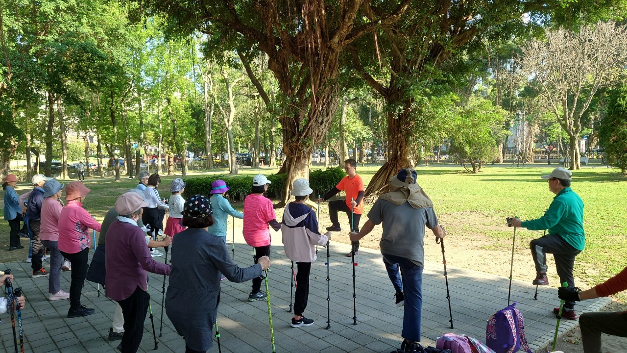 樂齡森活北歐式健走