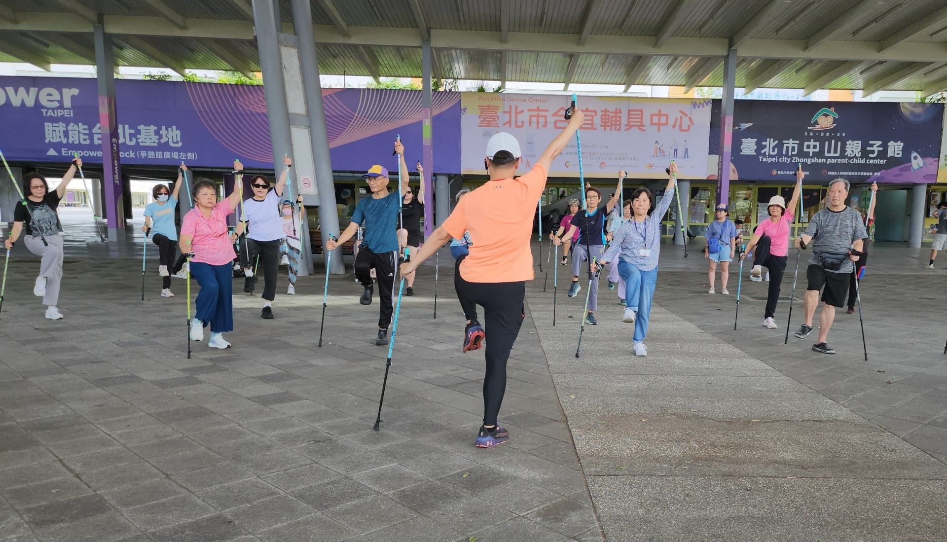 樂齡森活北歐式健走